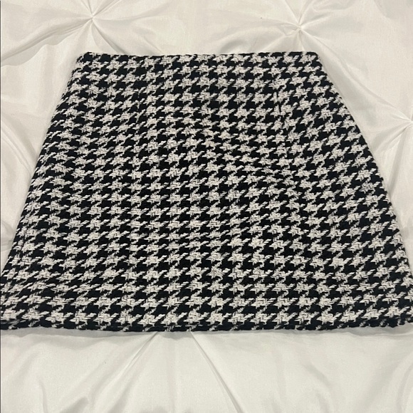 Favorite Daughter Dresses & Skirts - NWOT FAVORITE DAUGHTER Classic Houndstooth Black and White Skirt